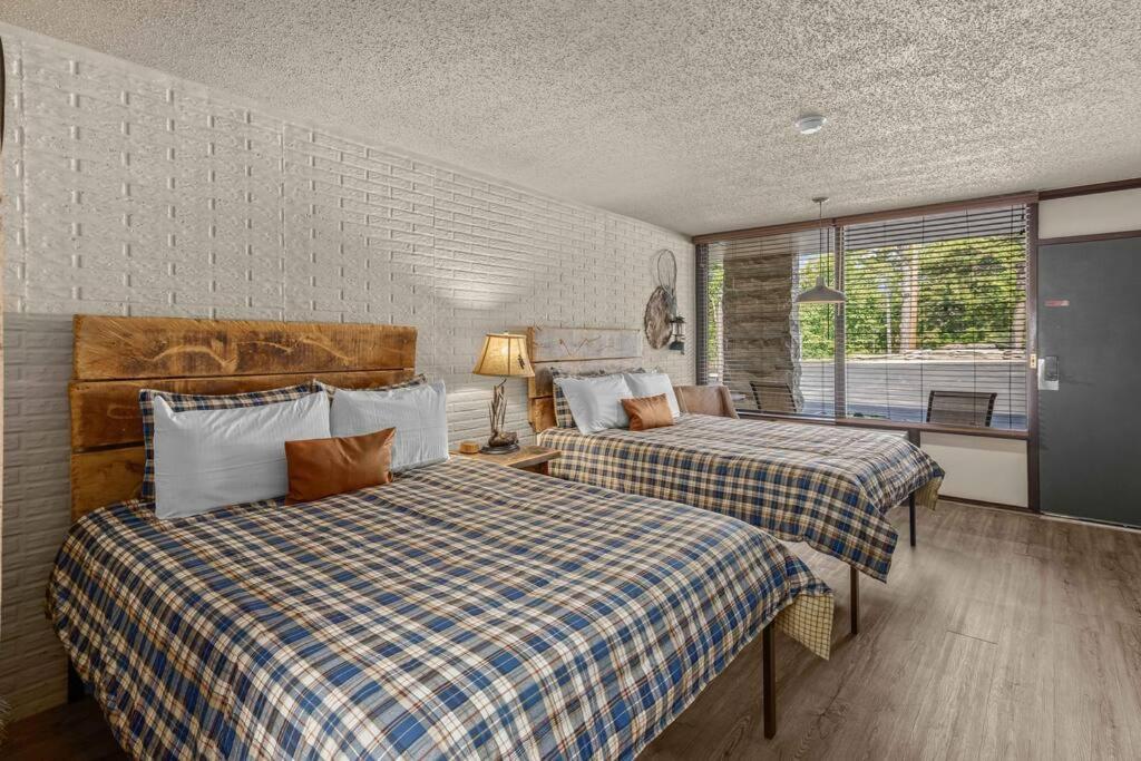Stonegate Lodge 2 Queen Beds Fast Wifi 50" Tv Salt Water Pool Room #207 ยูเรกาสปริงส์ ภายนอก รูปภาพ