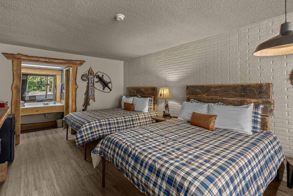 Stonegate Lodge 2 Queen Beds Fast Wifi 50" Tv Salt Water Pool Room #207 ยูเรกาสปริงส์ ภายนอก รูปภาพ